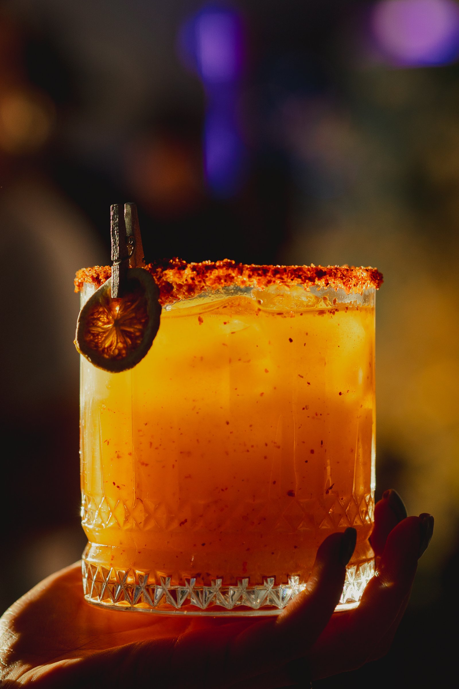 Coctel naranja con bokeh