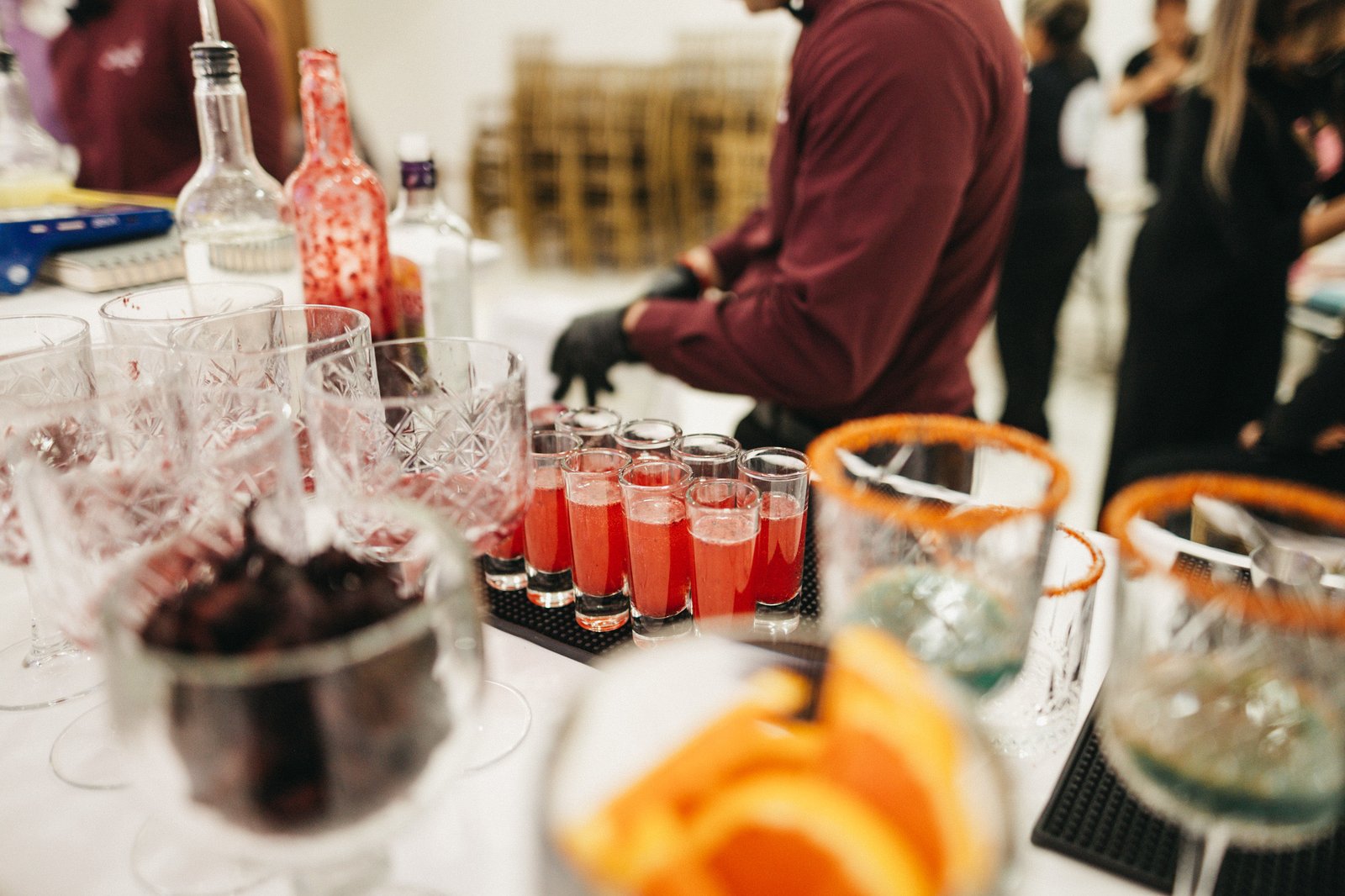 Mixólogo Vynzo vertiendo coctel