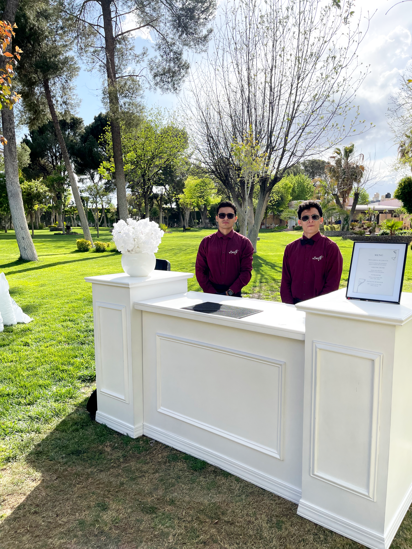Bar Vynzo en jardín de día